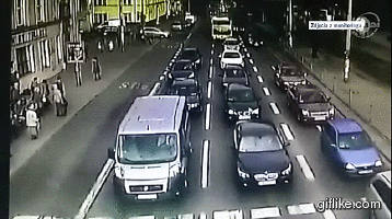 Unfall an Stau-Ende - Bus schiebt Autos zur Seite