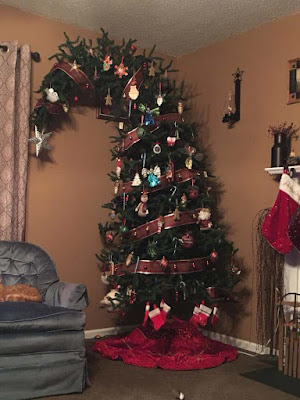 Zu großer Weihnachtsbaum im Wohnzimmer 
