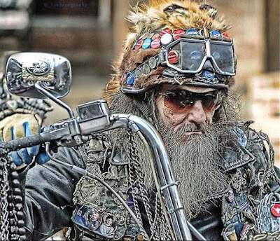 Alter Rocker mit langem Vollbart auf Motorrad Alter Rocker mit langem Vollbart auf Motorrad