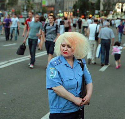 blonde Frau Polizistin mit hässlichen voluminösen Haare