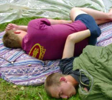 demotivierende Bilder - lustige Männer schlafen - Schlafbilder Camping