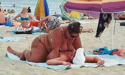 Dicke Frau quält Mann lustige am Wasser - Komische Strandbilder