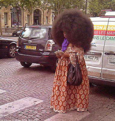 dicke schwarze Frau mit Afro Frisur 