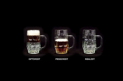 lustige Bier Bilder Optimist Pessimist Hopfen und Humor: Die Welt des Biers Besoffene Geschichte, Bier, Enthüllung, Lustiges, Spaß-Religion, Vergangenheit