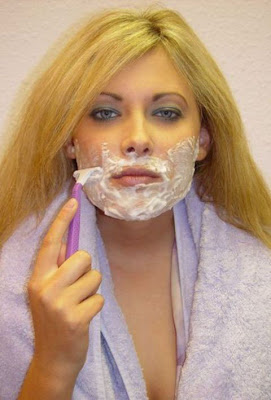 Frau rasiert sich lustig