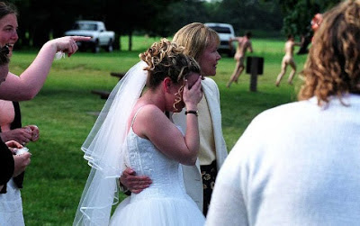 witzige Bilder - lustige Hochzeitsfotos mit nackten Tatsachen