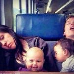 lustige Schlafende Familie im Zug Baby lacht1 Freizeit Lustige Predigt, Lustiges über das Leben, Müdigkeit