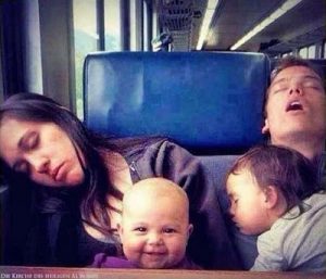 lustige Schlafende Familie im Zug Baby lacht1