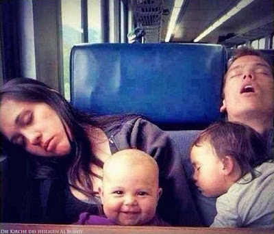 lustige Schlafende Familie im Zug Baby lacht1 Spassbilder Menschen & menschliches Lustige Predigt, Lustiges über das Leben, Müdigkeit