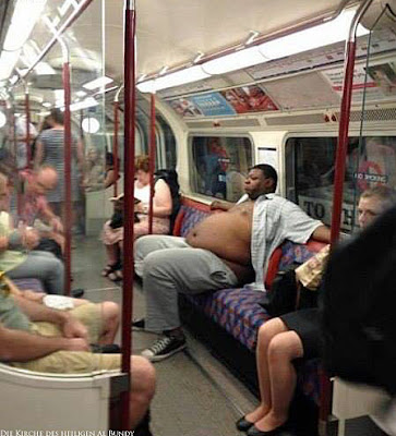 U-Bahn - dicke Menschen im Sommer mit offenem Hemd