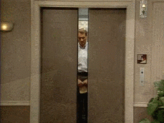 Lustige gifs Al Bundy - stinkende Menschen witzig Al Bundy kommt stinkend aus Fahrstuhl