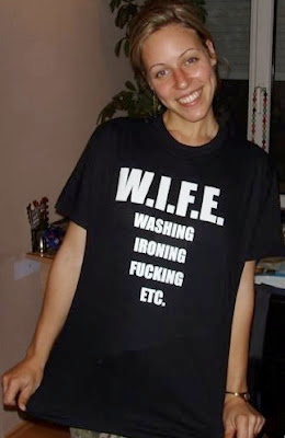 Frau mit lustigem T-Shirt Spruch Frau mit lustigem T-Shirt Spruch - perfekte Hausfrau