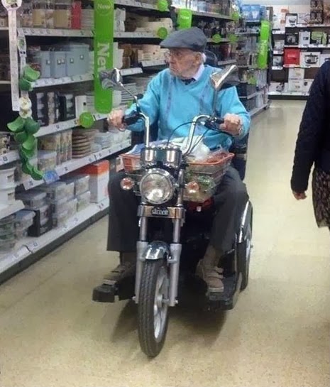 lustiger alter Rentner in coolen Rollstuhl Spassbilder