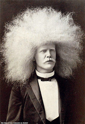 Lustiger weißer Mann mit extremer Afro Frisur weißer Mann mit extremer Afro Frisur